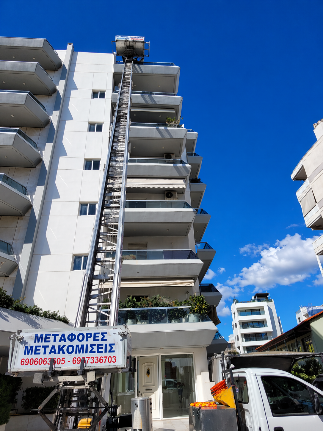 Ανυψωτικό μηχάνημα σε μετακόμιση πολυκατοικίας